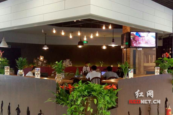轉(zhuǎn)型綜合型消費(fèi)場(chǎng)所 長(zhǎng)沙家電賣場(chǎng)也賣咖啡(圖