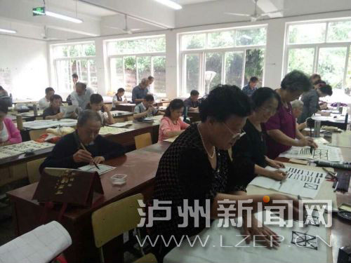 老年大學書法班,大家聚精會神學習書法