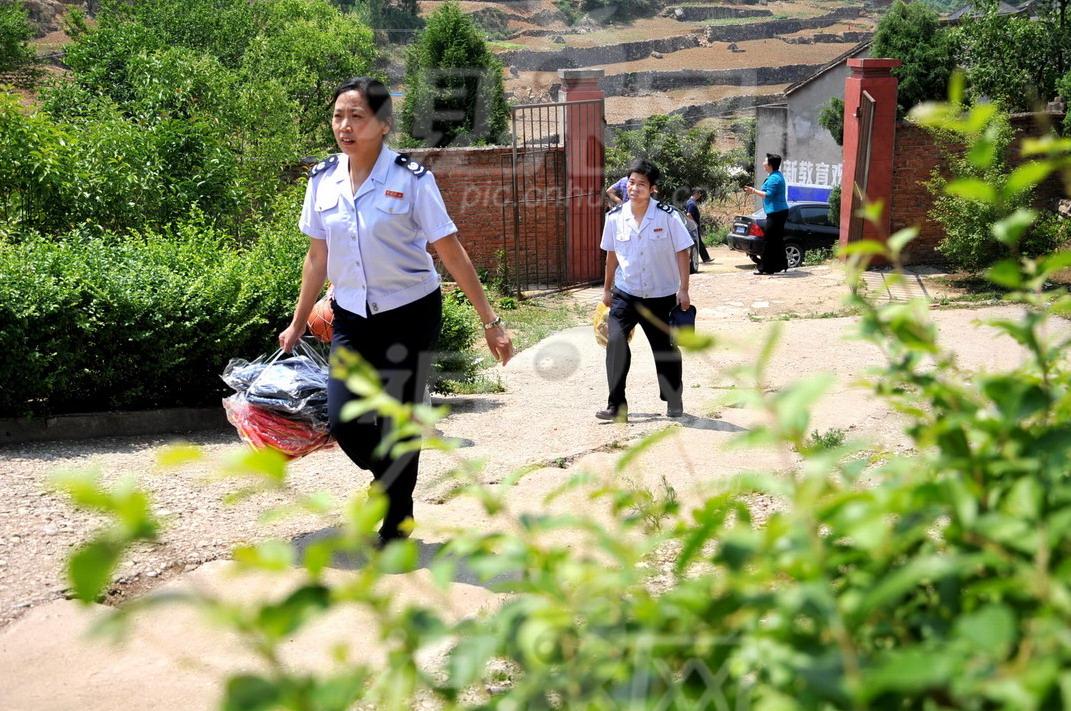 留守兒童送愛心活動,為留守兒童進行免費體檢和心理輔導,關注