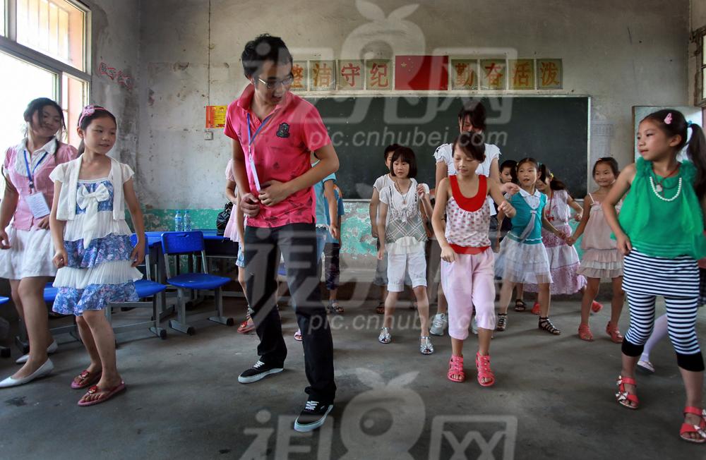 留守兒童在湖北工程學院數學與統計 暑期實踐,大學生關注留守