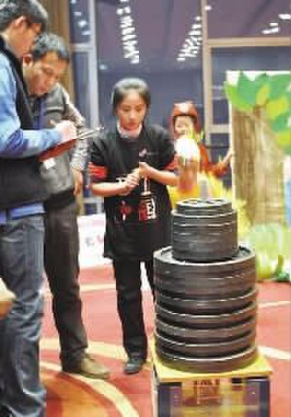 天心區(qū)選手參加2013—2014DI創(chuàng)新思維大賽亞太區(qū)北京國際邀請賽結(jié)構(gòu)與建筑設(shè)計類比賽。