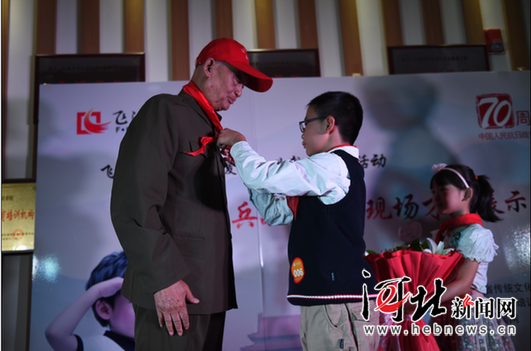 石家莊百余名學(xué)生陪老兵過國慶