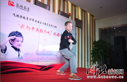 石家莊百余名學(xué)生陪老兵過國慶