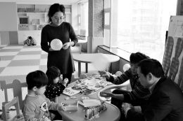 家長(zhǎng)陪孩子一起玩益智玩具