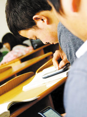 “低頭族”頻現(xiàn)大學(xué)課堂