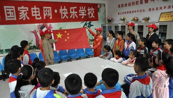 遂寧：文明單位為留守兒童上國旗課