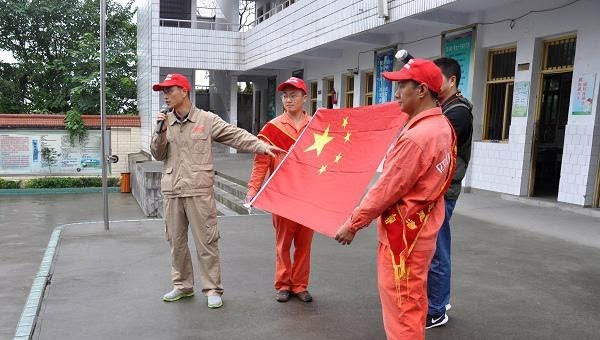 遂寧：文明單位為留守兒童上國旗課