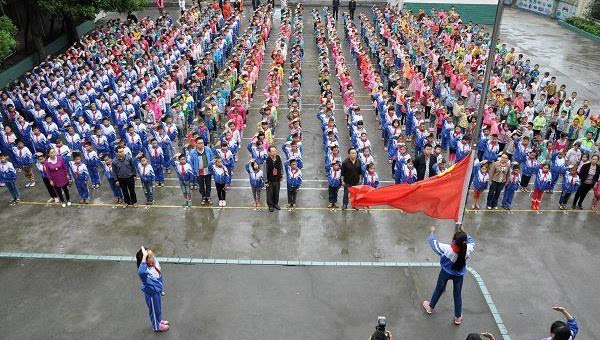 遂寧：文明單位為留守兒童上國旗課