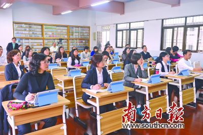 老師正在接受培訓,學習如何使用“慕課教室”和平臺系統。資料圖片