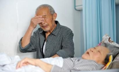 蘇文秋太婆左腿脛骨粉碎性骨折,在醫(yī)院接受治療。