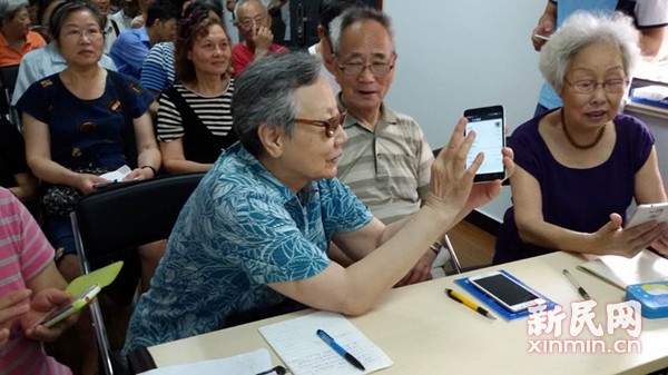 圖說:老年讀者在新媒體小灶課堂上學習新媒體技術。新民晚報新民網 卜春艷 攝