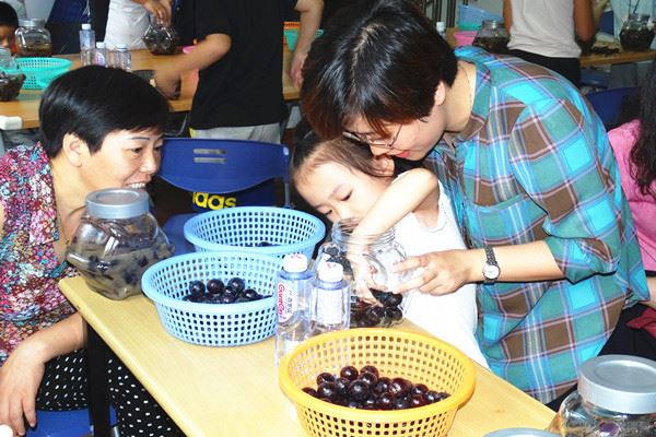 家樂花園社區親子活動“釀果酒”迎中秋