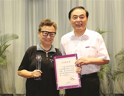 77歲教授53年未點過名 學生無一人逃課(圖)