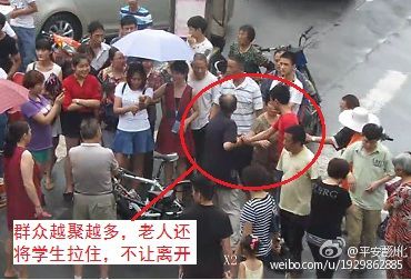 據(jù)平安彭州，近日，有群眾報警稱一老人在騎自行車時因路面過滑摔倒，一騎自行車的學生正好路過并詢問老人情況，老人不僅不感謝學生還誣陷是其將自己撞倒。監(jiān)控員通過“天網(wǎng)”監(jiān)控系統(tǒng)調閱資料，最終確認是老人自己摔倒，為學生證明了清白。[!--empirenews.page--]