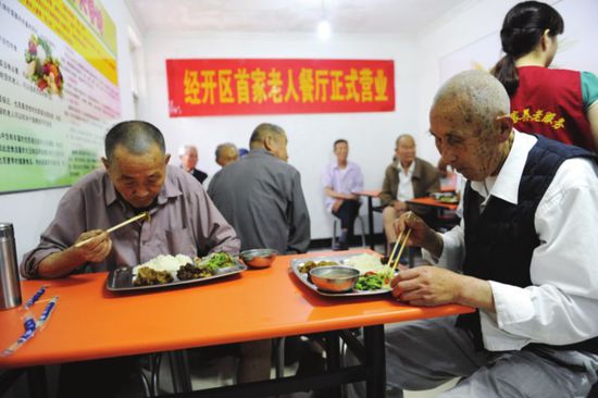 紅燒仔雞、粉蒸肉、清炒冬瓜、小炒豆角,一份湯,再加上滿滿一碗米飯,家住經(jīng)開區(qū)方興社區(qū)的李大爺?shù)囊活D中餐便解決了。從昨天開始,李大爺和社區(qū)里其他享受居家養(yǎng)老服務(wù)的老人,便有了一個公共餐廳。