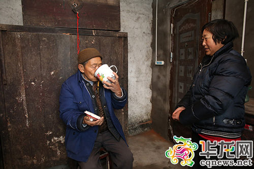 袁九梅細心照顧老人。