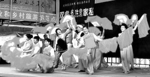 5月22日，一支中老年參賽隊在中老年人健身節目展示活動中表演健身舞蹈。當日，甘肅酒泉市舉辦了中老年人健身舞蹈節目展示活動，該市300多名老干部和中老年人表演了舞蹈、獨奏、健身秧歌、乒乓球、象棋等精彩的文體節目，讓老年人在歡快的文體活動中感受晚年生活的樂趣。記者朱希彬