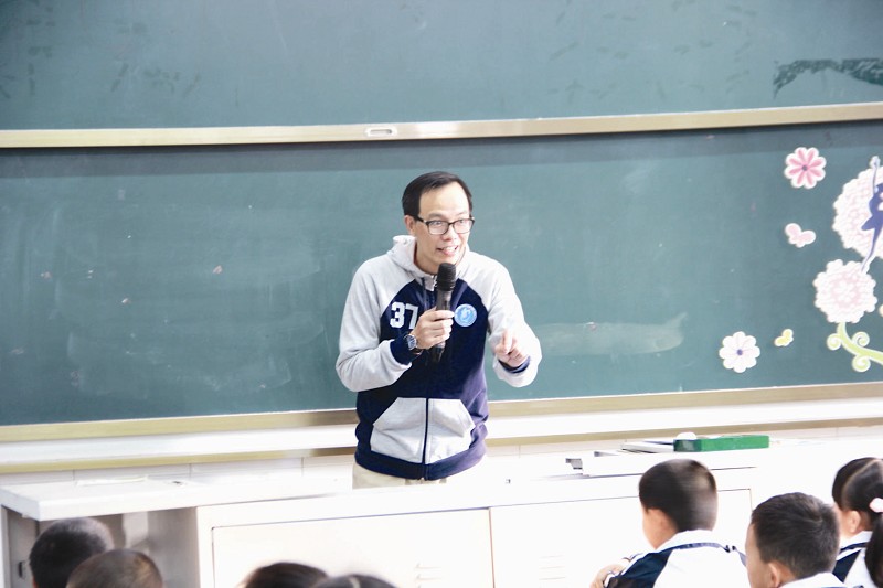 著名兒童詩人雪野蒞臨小桔燈-十堰晚報數(shù)字報