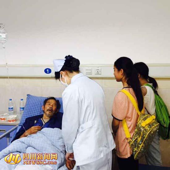 老人在醫院救治,兩個小姑娘守候在病床前。
