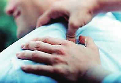 肩周炎又稱肩關(guān)節(jié)組織炎,50歲左右的人比較常見(jiàn)。肩周炎的治療原則是針對(duì)肩周炎的不同時(shí)期,或是其不同癥狀的嚴(yán)重程度采取相應(yīng)的治療措施。