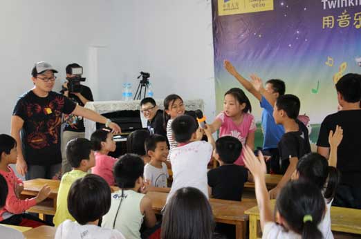 徐譽滕、趙佳霖唱響星星點燈留守兒童音樂課堂