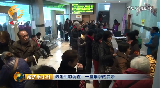 老人大學“一座難求” 報名現場堪比春運